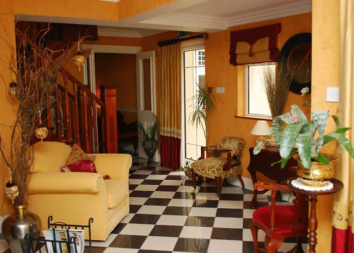 לינה וארוחת בוקר The Shores 5*