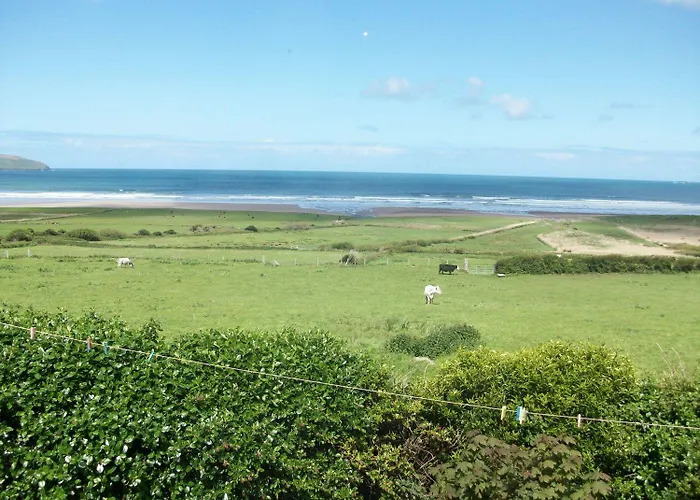 לינה וארוחת בוקר The Shores 5*