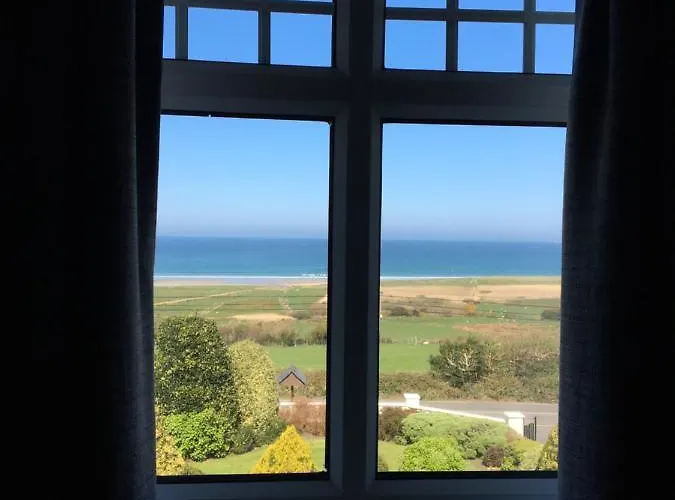 לינה וארוחת בוקר The Shores 5*